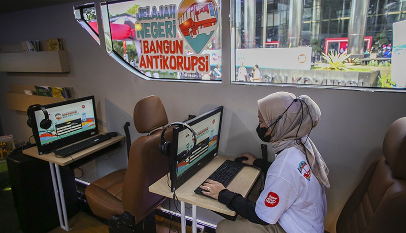 Begini Gaya Firli Bahuri Selfie di Samping Bus Antikorupsi KPK - Bagian 3