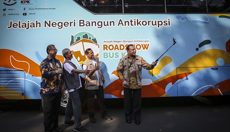 Begini Gaya Firli Bahuri Selfie di Samping Bus Antikorupsi KPK - Bagian 1