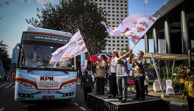 Begini Gaya Firli Bahuri Selfie di Samping Bus Antikorupsi KPK - Bagian 2