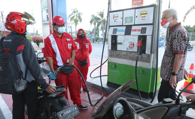 title Cek SPBU di Jalur Pantura, Ganjar Kaget Dapati Warga Masih Mengantre Beli Pertalite Cek SPBU di Jalur Pantura, Ganjar Kaget Dapati Warga Masih Mengantre Beli Pertalite