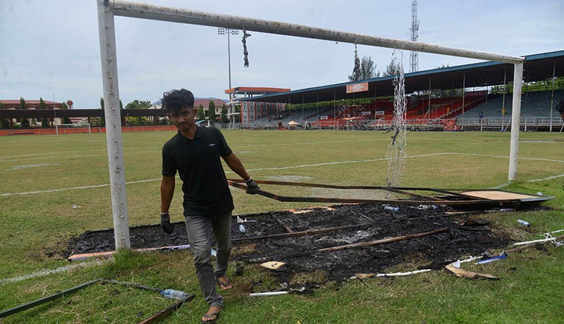 Foto Fasilitas Stadion Rusak Dibakar Penonton Imbas Pemadaman Listrik - Bagian 2