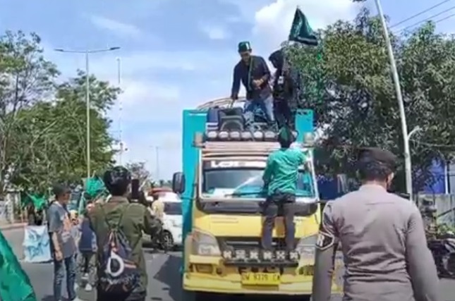 Tolak Kenaikan BBM, Mahasiswa Blokade Jalur Trans Sulawesi