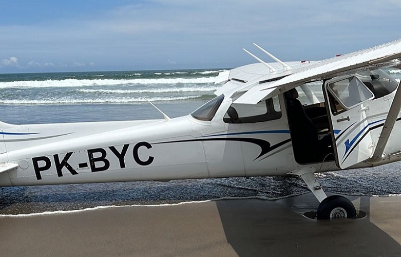 Pesawat API Mendarat Darurat di Pantai Ngagelan Banyuwangi, Ini Penyebabnya
