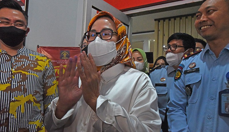 Ekspresi Ratu Atut Chosiyah Bebas Bersyarat, Wajib Lapor hingga Tahun 2026 - Bagian 1