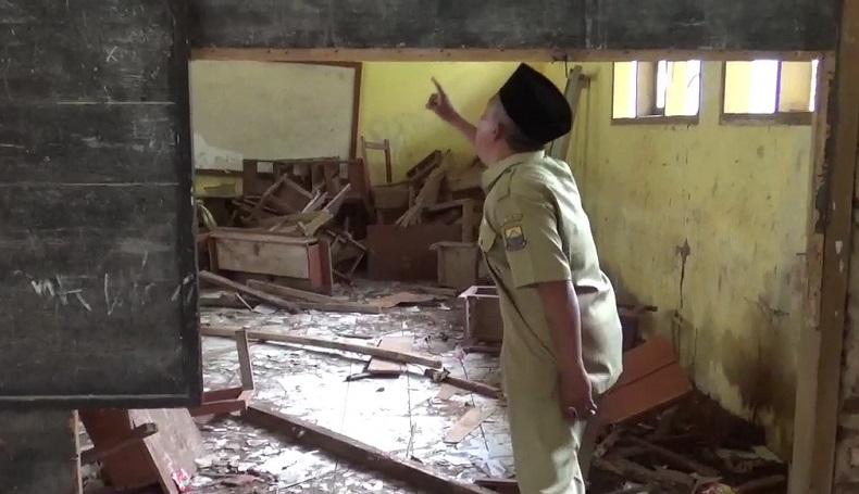 Belajar di Sekolah Rusak, Siswa SDN Binawarga Cianjur Rawan Tertimpa Reruntuhan