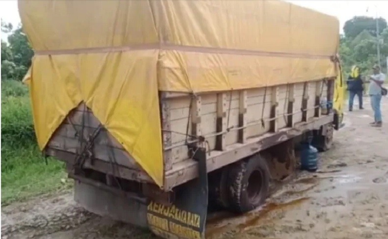 Polisi Cegat Truk Mencurigakan di Kayong Utara Angkut 35 Drum Berisi 7 Ton Solar