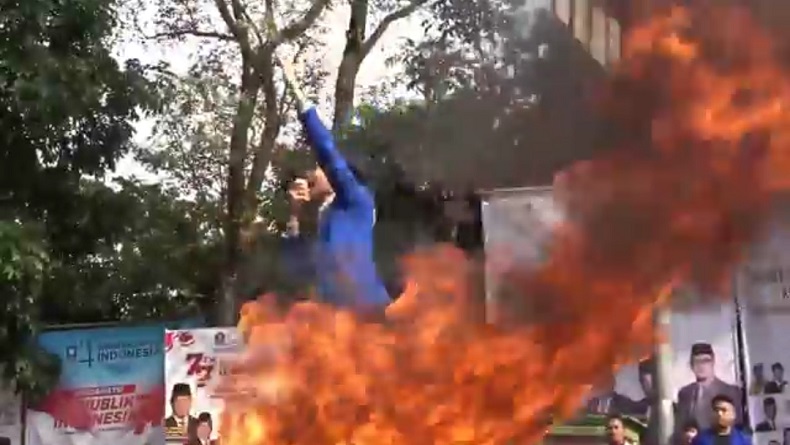 title Mahasiswa Bandung Turun ke Jalan, Gelar Demonstrasi Tolak Kenaikan BBM di DPRD Jabar Mahasiswa Bandung Turun ke Jalan, Gelar Demonstrasi Tolak Kenaikan BBM di DPRD Jabar