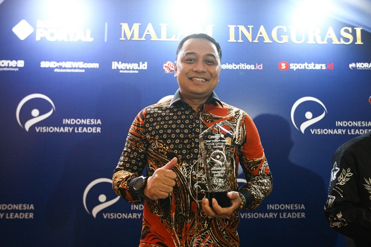 Sukseskan Program Padat Karya, Wali Kota Surabaya Raih Best Leadership in Economic Recovery IVL 2022