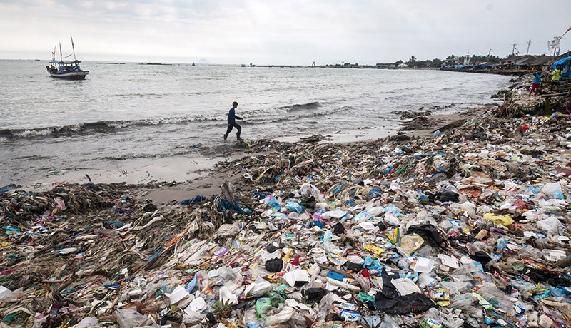 Pesisir Pantai Pandeglang Dipenuhi Sampah Plastik - Bagian 2