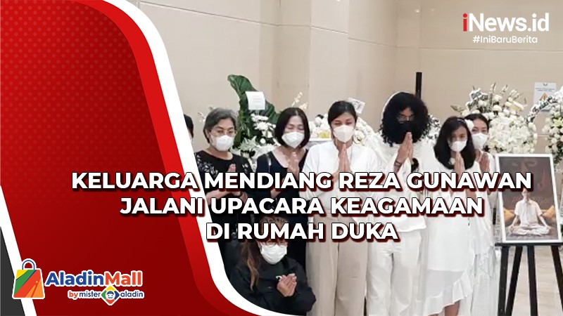 Tangis Dee Lestari Pecah Di Upacara Tutup Peti Jenazah Reza Gunawan ...