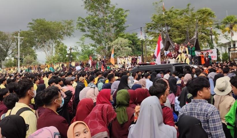 Aksi Simpatik Pendemo Tolak Kenaikan BBM di Padang Buka Akses Ambulans