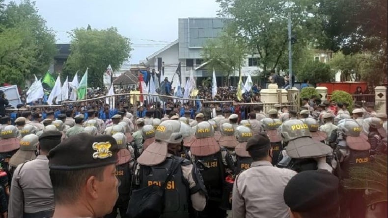 Demo Mahasiswa di Aceh Tolak Kenaikan BBM Ricuh, 5 Polisi Luka Kena Lemparan Batu