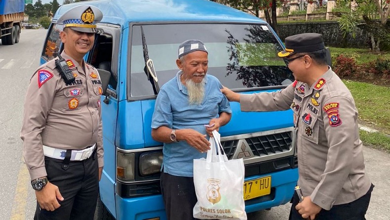 Harga BBM Naik, Kapolres Solok Bagikan Sembako Bantu Tukang Ojek dan Sopir Angkot