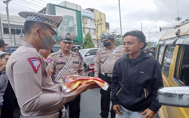 Satlantas Polres Lubuklinggau Salurkan Bansos ke Sopir Angkot dan Ojek Online