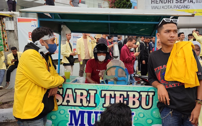 Pedagang Es Tebu Ini Untung Besar Jualan di Tengah Demo Mahasiswa