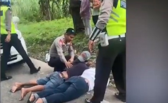 Gasak 107 Gram Emas, 3 Emak-emak dan 2 Pria Ditangkap Polisi di Jalan Raya
