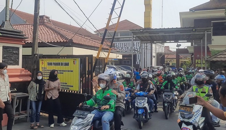 Kapolres Karawang Dibonceng Ojol, Bagikan Beras kepada Sopir Angkot 