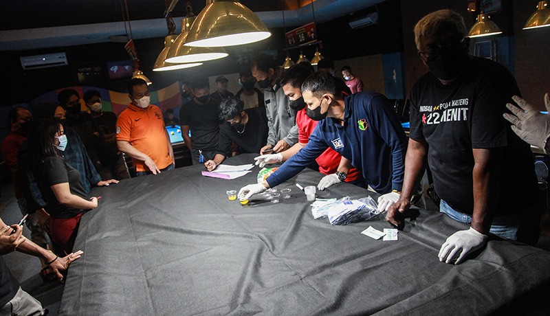 Asyik Main Biliar, Puluhan Pengunjung Terjaring Razia Tes Narkoba - Bagian 1