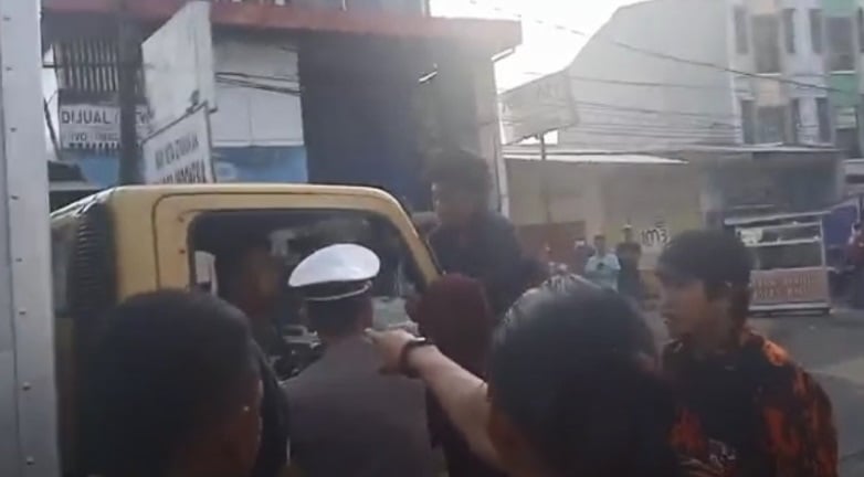 title Demo BBM di Gowa Ricuh, Massa Menyandera dan Rebut Kunci Mobil Truk Demo BBM di Gowa Ricuh, Massa Menyandera dan Rebut Kunci Mobil Truk