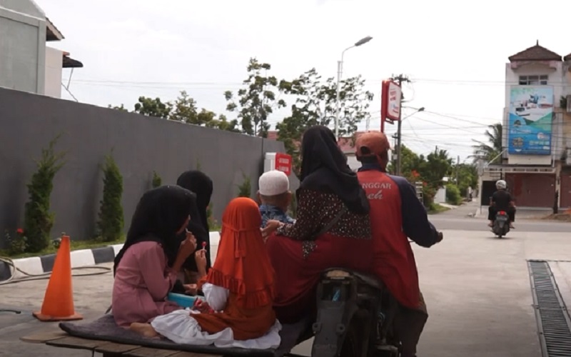 Sekeluarga di Aceh Ini Pilih Naik Becak Motor, Alasan Muat Banyak Penumpang dan Hemat BBM 