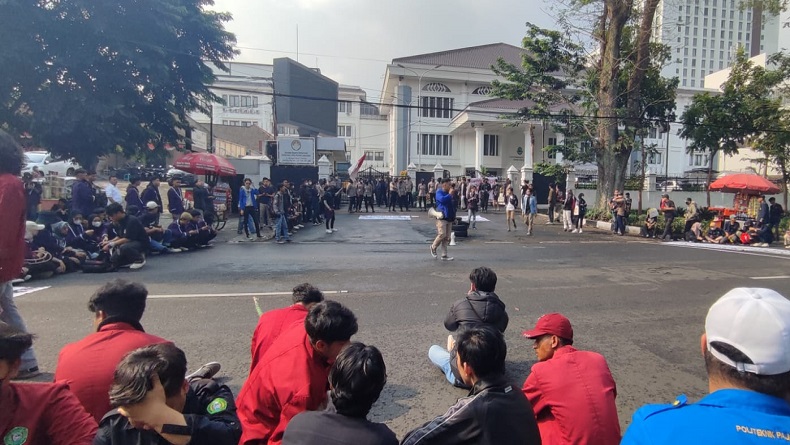 Mahasiswa se-Jabar Serentak Demonstrasi Tolak Kenaikan Harga BBM di 14 Titik