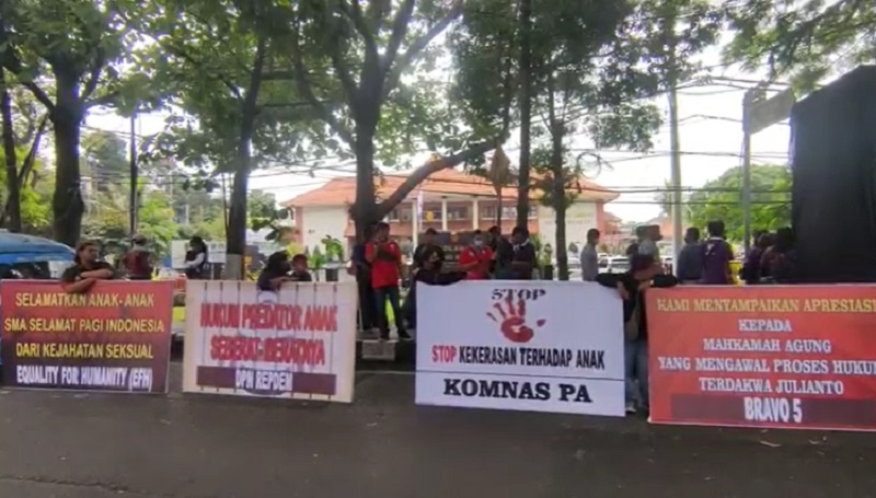 title 300 Polisi Amankan Sidang Vonis Perkara Kekerasan Seksual Pemilik SMA SPI 300 Polisi Amankan Sidang Vonis Perkara Kekerasan Seksual Pemilik SMA SPI