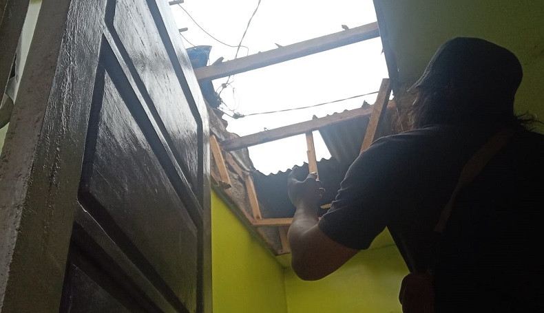 Asyik Nonton TV Nenek dan Cucu di Cianjur Tertimpa Atap Rumah, Korban Terluka Parah