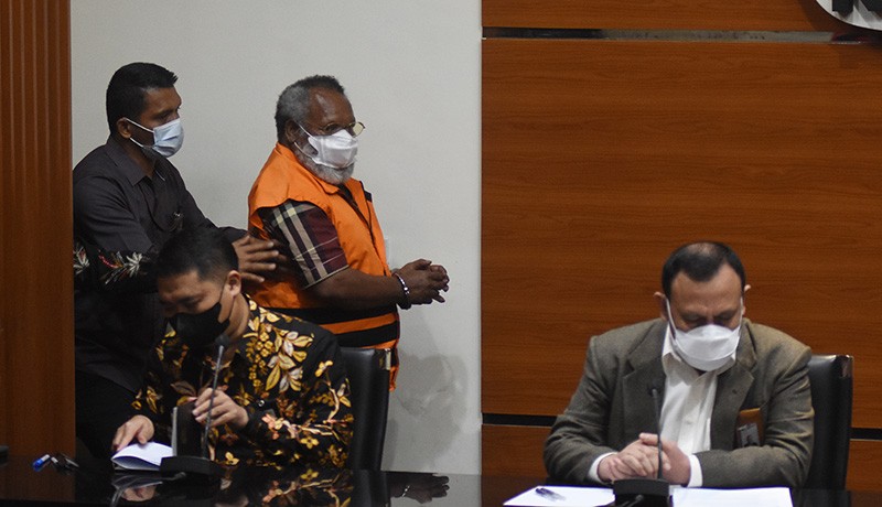 Bupati Mimika Diborgol dan Pakai Rompi Tahanan KPK - Bagian 3