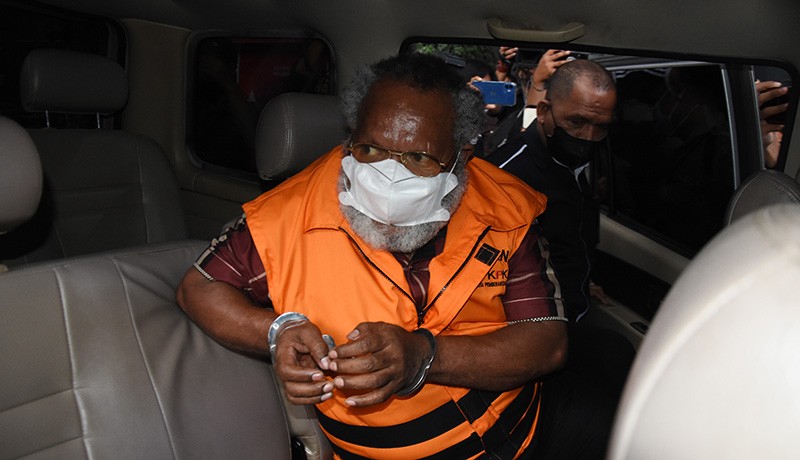 Bupati Mimika Diborgol dan Pakai Rompi Tahanan KPK - Bagian 1