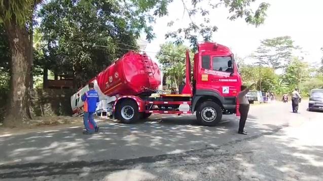 Ditinggal Sopir Makan, Truk BBM Pertamina Kapasitas 24 Ton Terperosok ke Sungai