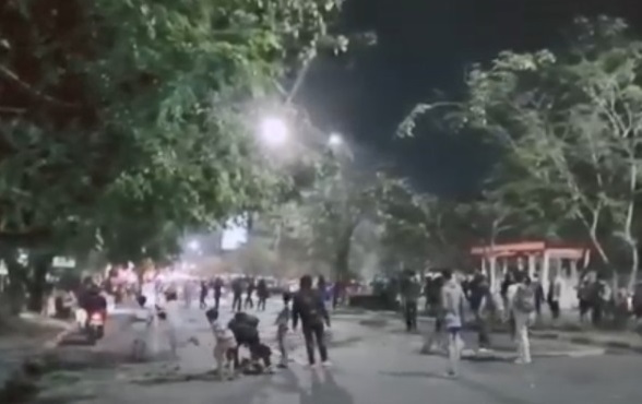 Tolak Kenaikan BBM, Mahasiswa di Makassar Blokade Jalan hingga Malam Hari