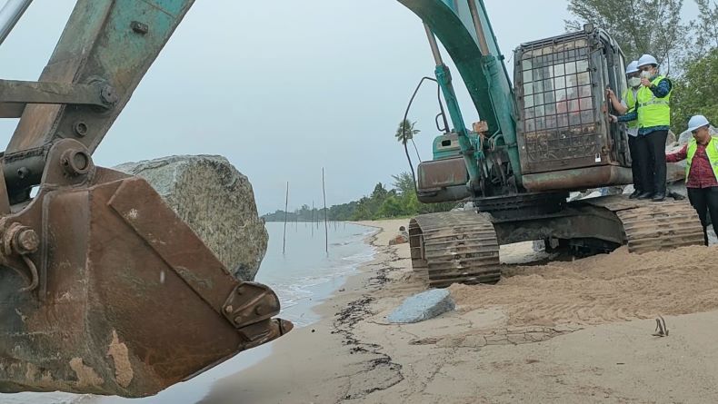 Cegah Abrasi Pantai, Bangka Tengah Bangun Breakwater Sepanjang 1,9 Kilometer