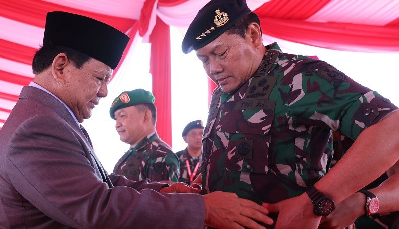 Prabowo Beri Pistol Produksi Pindad ke 3 Kepala Staf Angkatan di Acara Penetapan Komcad