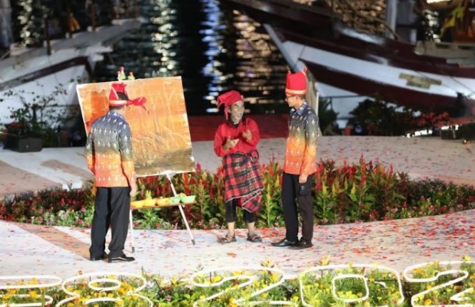 Buka Festival F8, Sandiaga Uno Diberi Lukisan Tanah Liat oleh Seniman Asal Sulsel
