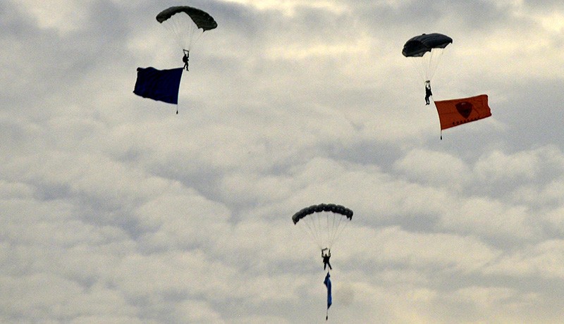 Atraksi Pesawat Tempur Sukhoi TNI AU di Langit Makassar - Bagian 3