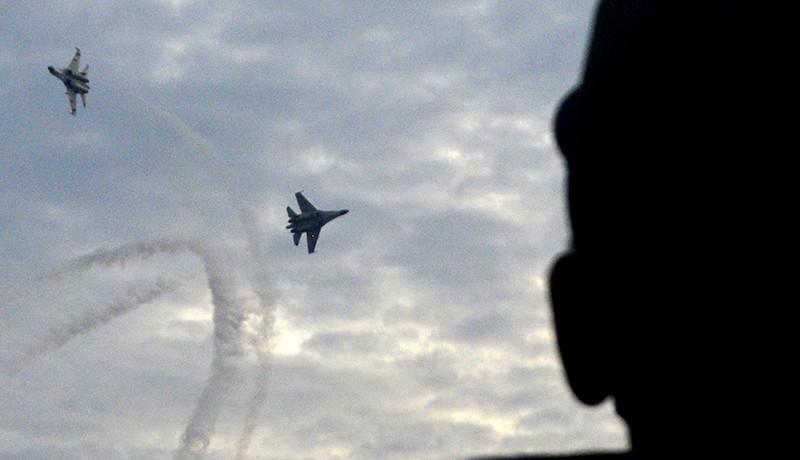 Atraksi Pesawat Tempur Sukhoi TNI AU di Langit Makassar - Bagian 1