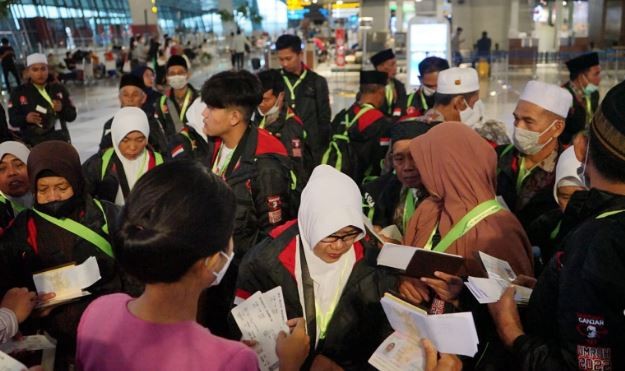 Sahabat Ganjar Gelar Umrah Bareng Pesantren Alif Baa, Doakan Kesejahteraan Indonesia 
