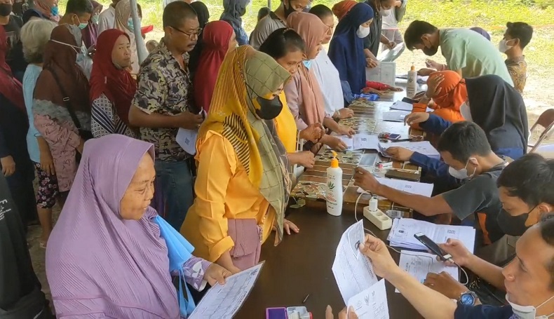 Pencairan BLT BBM, Ratusan Warga Berjubel dan Ngantre di Kantor Pos Cirebon