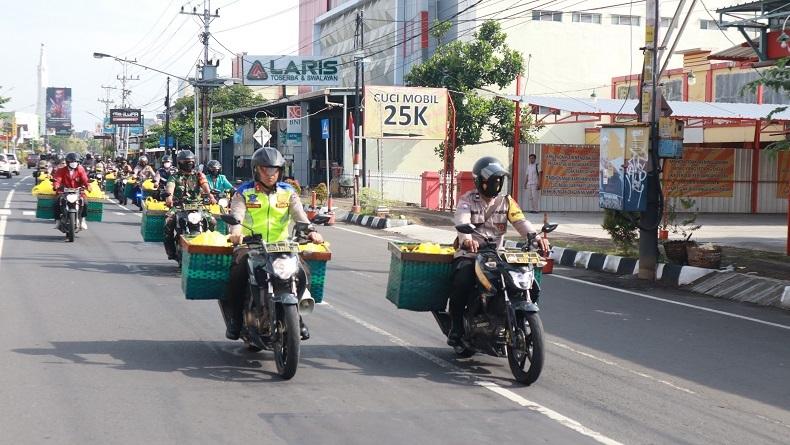Bersama Mahasiswa dan TNI, Polres Sukoharjo Bagi Sembako dengan Berkeliling Pakai Bronjong 