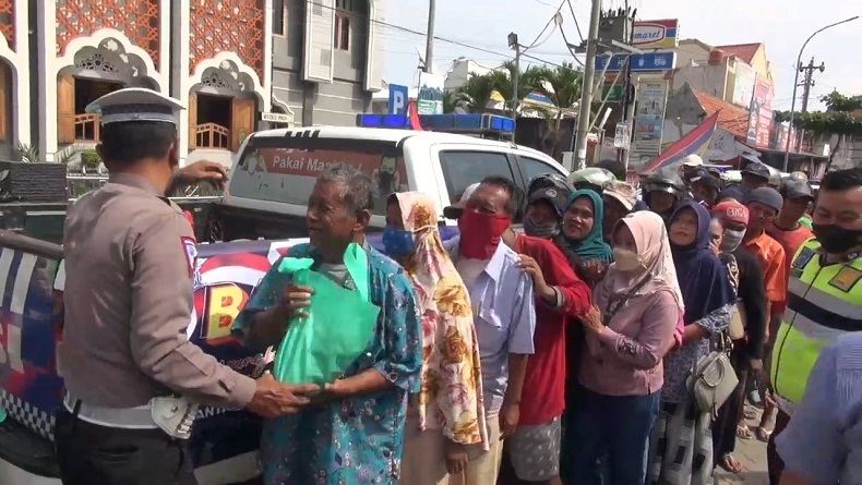 Ratusan Warga Rela Antre Ambil Bansos Beras di Brebes