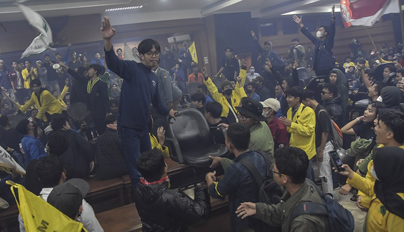 Aksi Tolak Harga BBM Naik Ricuh, Massa Injak-Injak Meja dan Kursi Anggota Dewan - Bagian 1