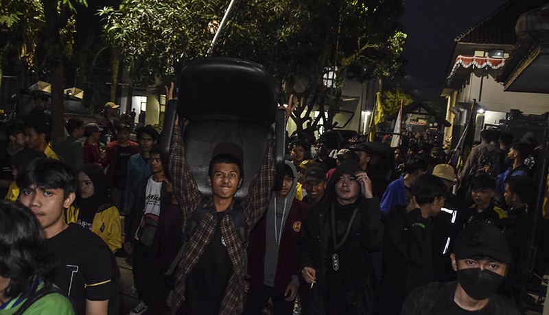 Aksi Tolak Harga BBM Naik Ricuh, Massa Injak-Injak Meja dan Kursi Anggota Dewan - Bagian 3