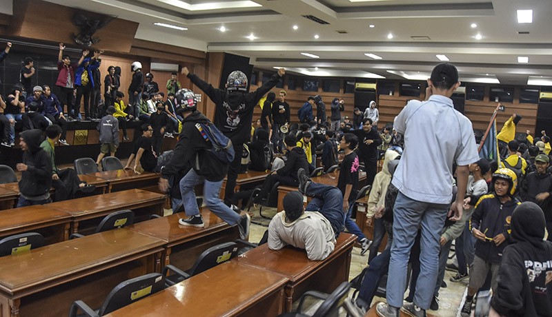 Aksi Tolak Harga BBM Naik Ricuh, Massa Injak-Injak Meja dan Kursi Anggota Dewan - Bagian 2