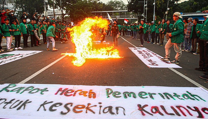 Tolak Harga BBM Naik, Mahasiswa Bakar Ban di Patung Kuda - Bagian 2