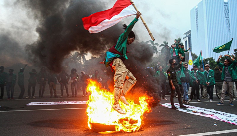 Tolak Harga BBM Naik, Mahasiswa Bakar Ban di Patung Kuda - Bagian 1