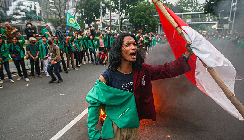 Tolak Harga BBM Naik, Mahasiswa Bakar Ban di Patung Kuda - Bagian 3