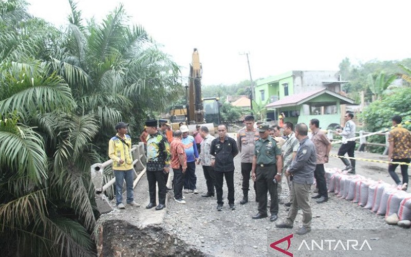 Dihantam Hujan Lebat, Jembatan di Jalan Lintas Tengah Longsor 