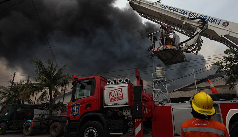 24 Mobil Damkar Padamkan Kobaran Api yang Membakar Gudang Lampu di Surabaya - Bagian 3