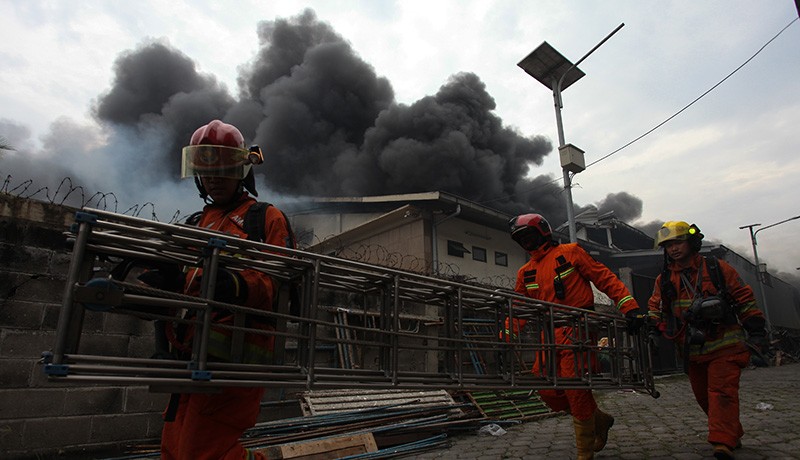 24 Mobil Damkar Padamkan Kobaran Api yang Membakar Gudang Lampu di Surabaya - Bagian 2