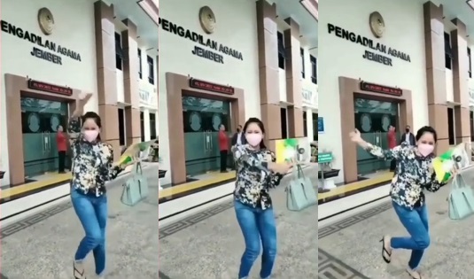 Wanita Ini Jingkrak-jingkrak Kegirangan Keluar Pengadilan Agama Jember Bawa Akta Cerai, Kenapa?